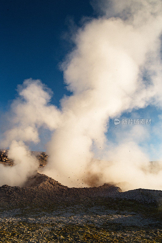 风景秀丽的日出Sol de Mañana地热地区在Altiplano，玻利维亚